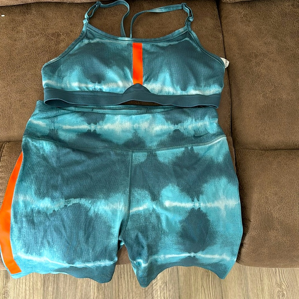 Nike set biker shorts and sports bra. Dri fit